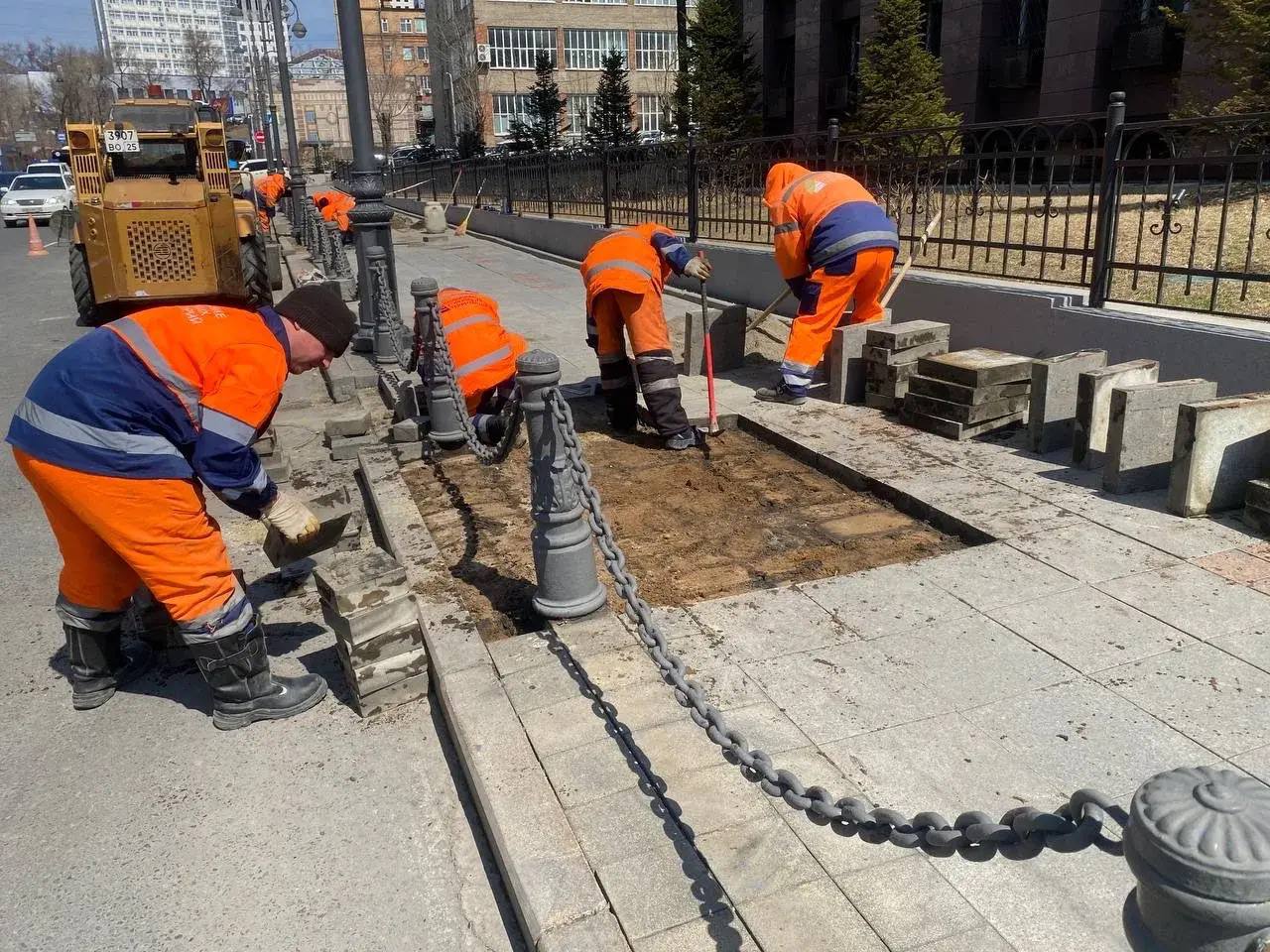 Дорожники «СГТ» восстанавливают брусчатку в центре Владивостока Дорожники «СГТ» восстанавливают брусчатку в центре Владивостока