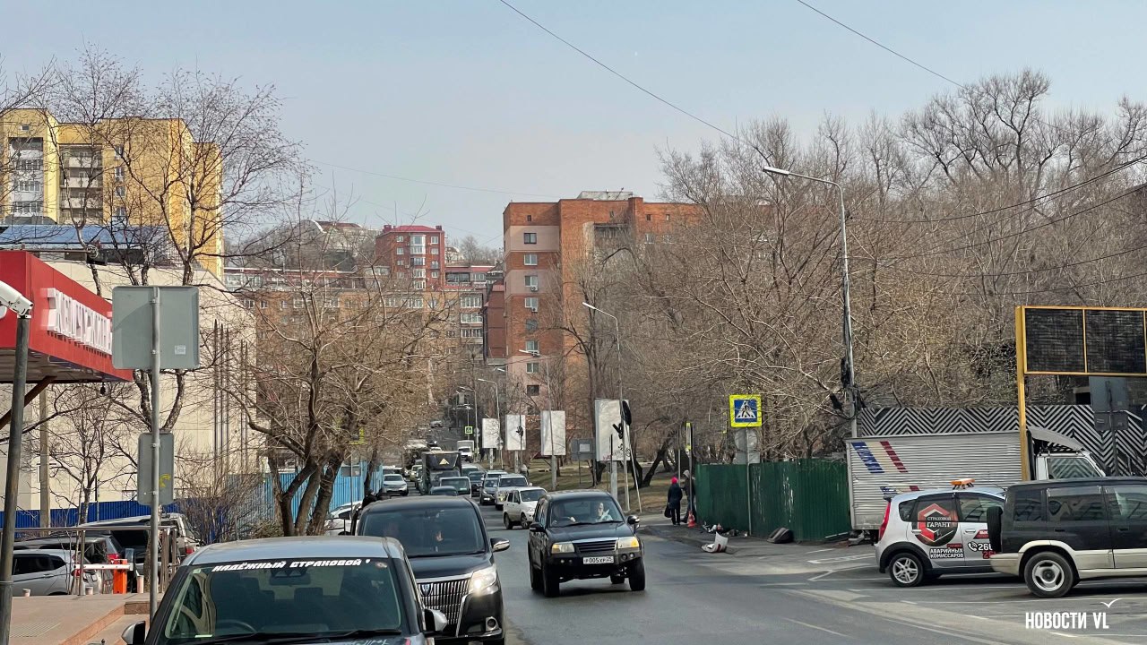 На перекрёстке Бестужева и Захарова освободили одну полосу для движения На перекрёстке Бестужева и Захарова освободили одну полосу для движения
