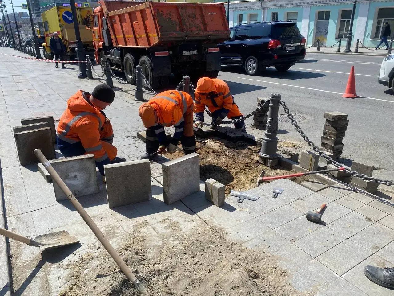Дорожники «СГТ» восстанавливают брусчатку в центре Владивостока Дорожники «СГТ» восстанавливают брусчатку в центре Владивостока