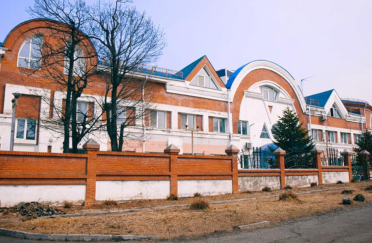 В пригороде Владивостока продолжается строительство центра медицинской реабилитации для детей с тяжелыми и сложными заболеваниями, включая онкологию и онкогематологию