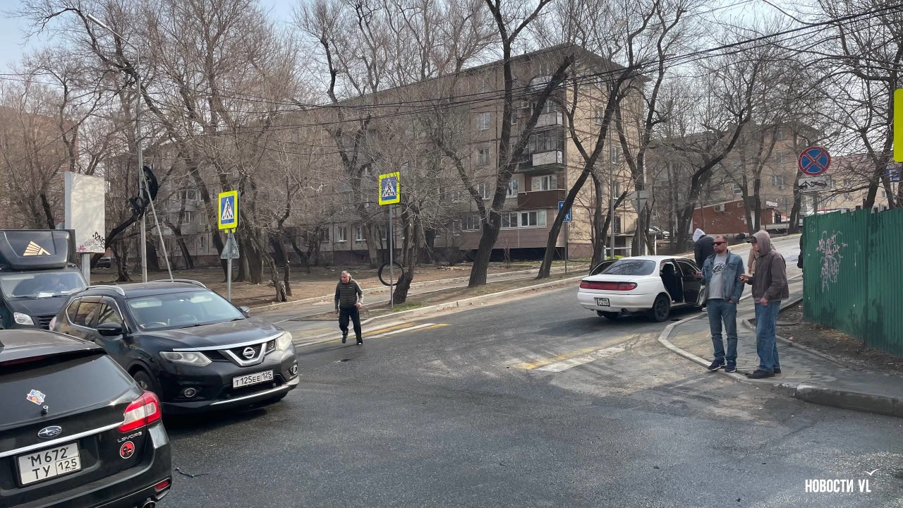 На перекрёстке Бестужева и Захарова освободили одну полосу для движения На перекрёстке Бестужева и Захарова освободили одну полосу для движения