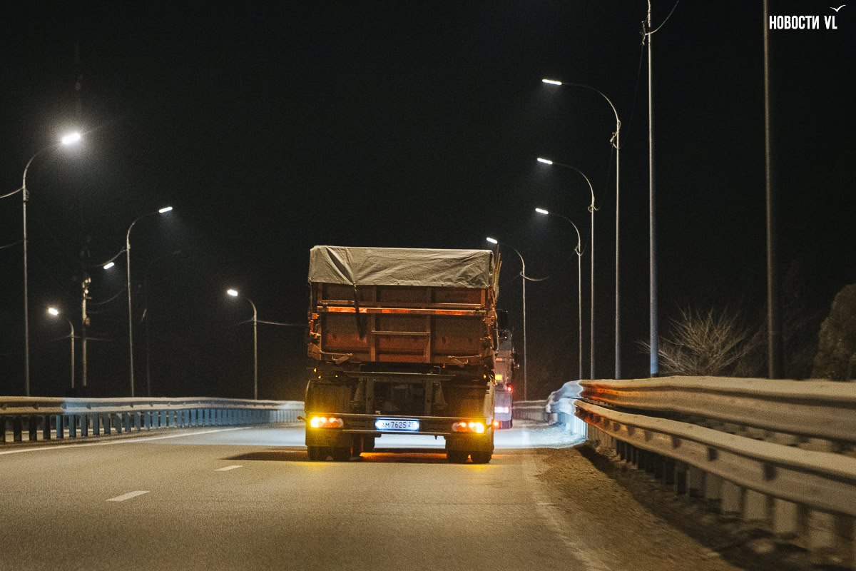 Оранжевые самосвалы с маркировкой мусоровозов везут через Владивосток кукурузу на экспорт в Азию Оранжевые самосвалы с маркировкой мусоровозов везут через Владивосток кукурузу на экспорт в Азию