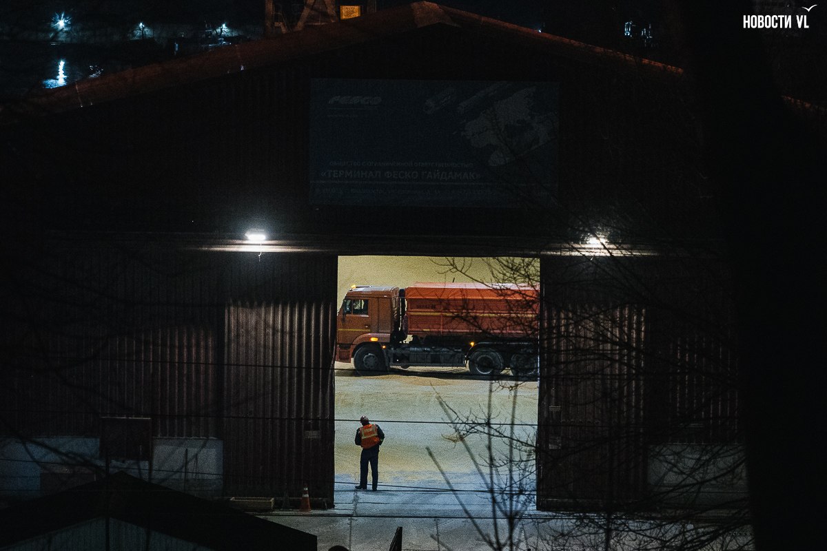 Оранжевые самосвалы с маркировкой мусоровозов везут через Владивосток кукурузу на экспорт в Азию Оранжевые самосвалы с маркировкой мусоровозов везут через Владивосток кукурузу на экспорт в Азию