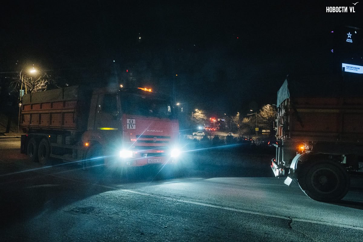 Оранжевые самосвалы с маркировкой мусоровозов везут через Владивосток кукурузу на экспорт в Азию