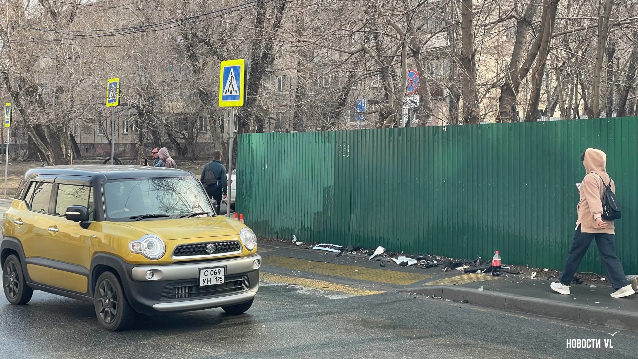 На перекрёстке Бестужева и Захарова освободили одну полосу для движения На перекрёстке Бестужева и Захарова освободили одну полосу для движения