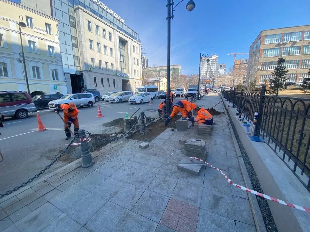 Дорожники «СГТ» восстанавливают брусчатку в центре Владивостока Дорожники «СГТ» восстанавливают брусчатку в центре Владивостока