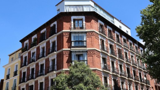 Застройщик проиграл спор о вывеске на крыше многоквартирного дома