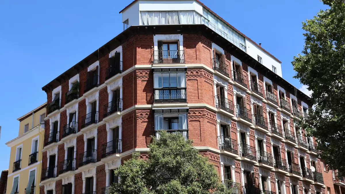 Застройщик проиграл спор о вывеске на крыше многоквартирного дома