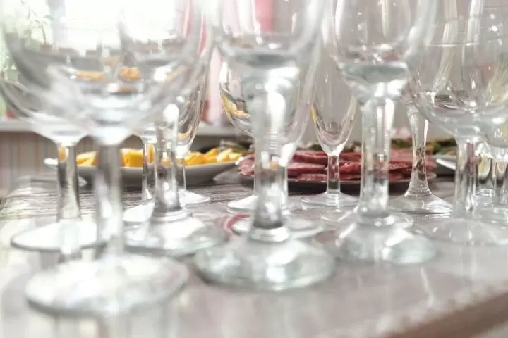 Как избежать неприятностей за новогодним столом: советы экспертов