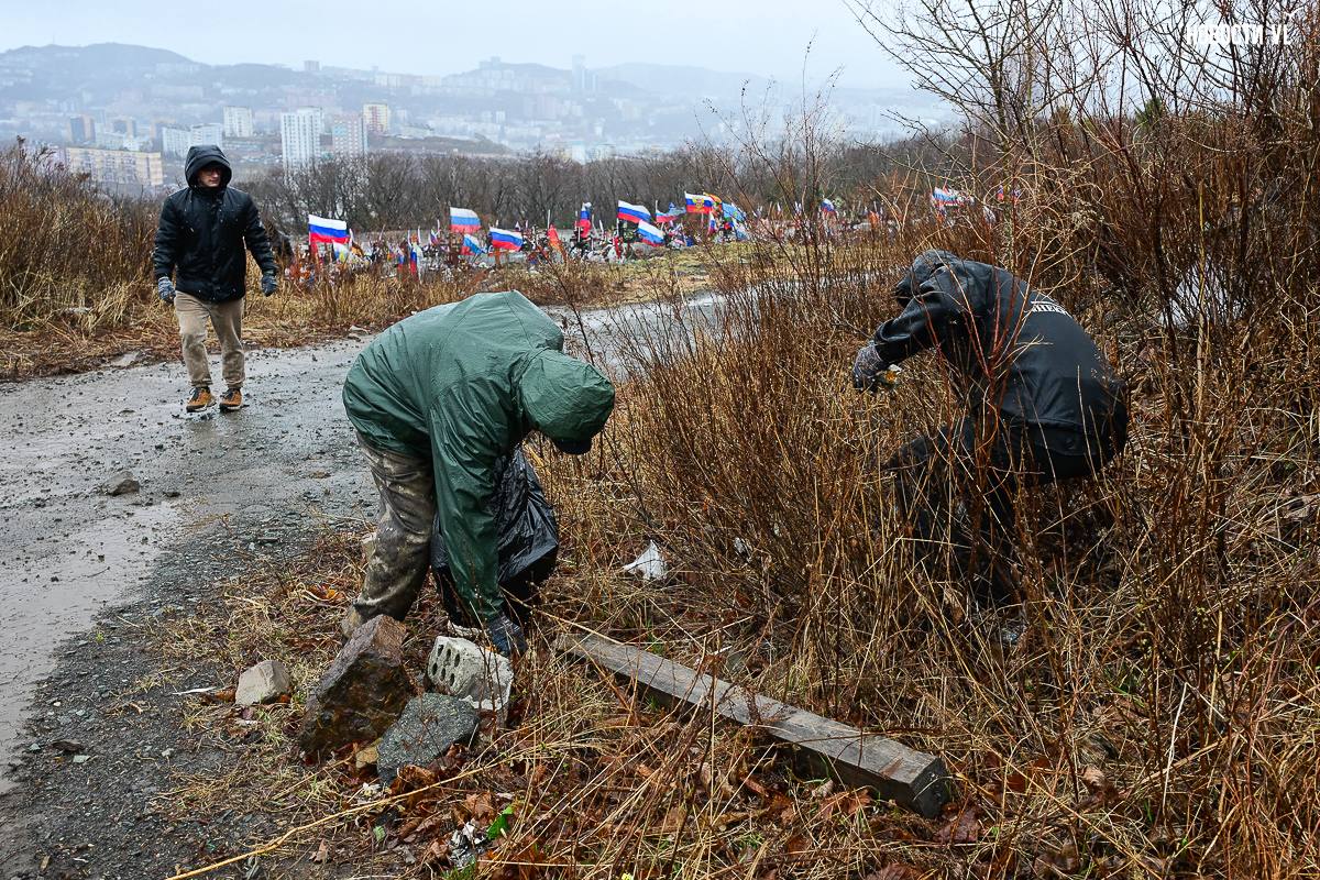 На территории Морского кладбища рядом с «шариком» ПВО провели субботник