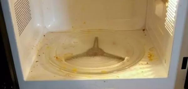 Новый способ очистки микроволновки: уксус как идеальный помощник