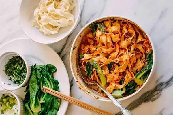 Лапша с соусом для хот-пота: китайское наслаждение для любой компании