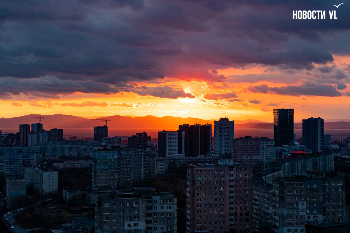 Золотым закатом закончился пасмурный день во Владивостоке