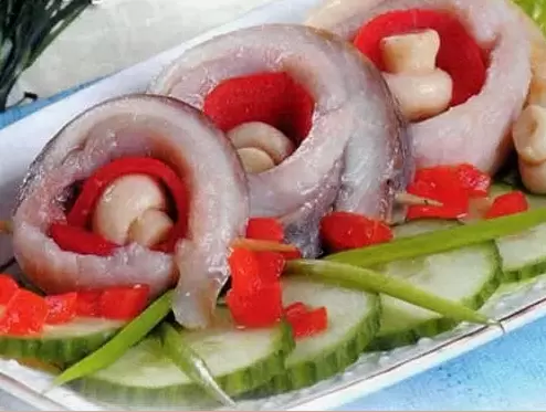 Рулетики из сельди с болгарским перцем и оливками: праздничная закуска, способная удивить