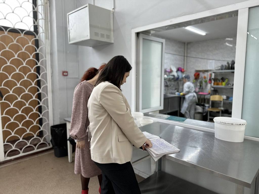 В школе № 60 во Владивостоке прошла проверка питания