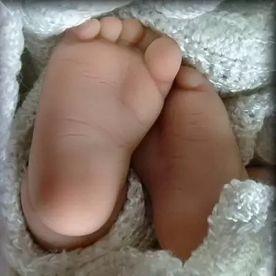 Почему у ребенка болят ножки и как помочь