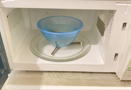 Как быстро и легко очистить микроволновку: простые советы