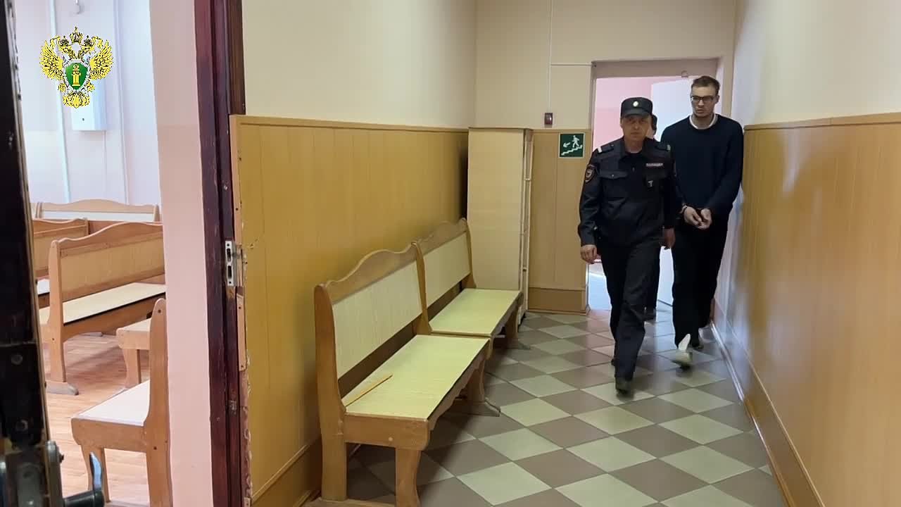 В Приморье с учетом позиции прокуратуры заключены под стражу обвиняемые в покушении на хищение 2,6 млн рублей у матери погибшего участника СВО