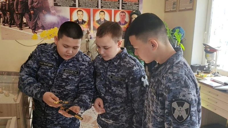 В Артеме Приморского края полицейские и ветераны органов внутренних дел проводят акцию «Герои среди нас» В Артеме Приморского края полицейские и ветераны органов внутренних дел проводят акцию «Герои среди нас»