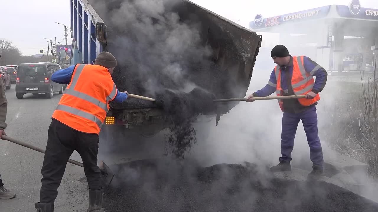В Находке стартовал ямочный ремонт дорог