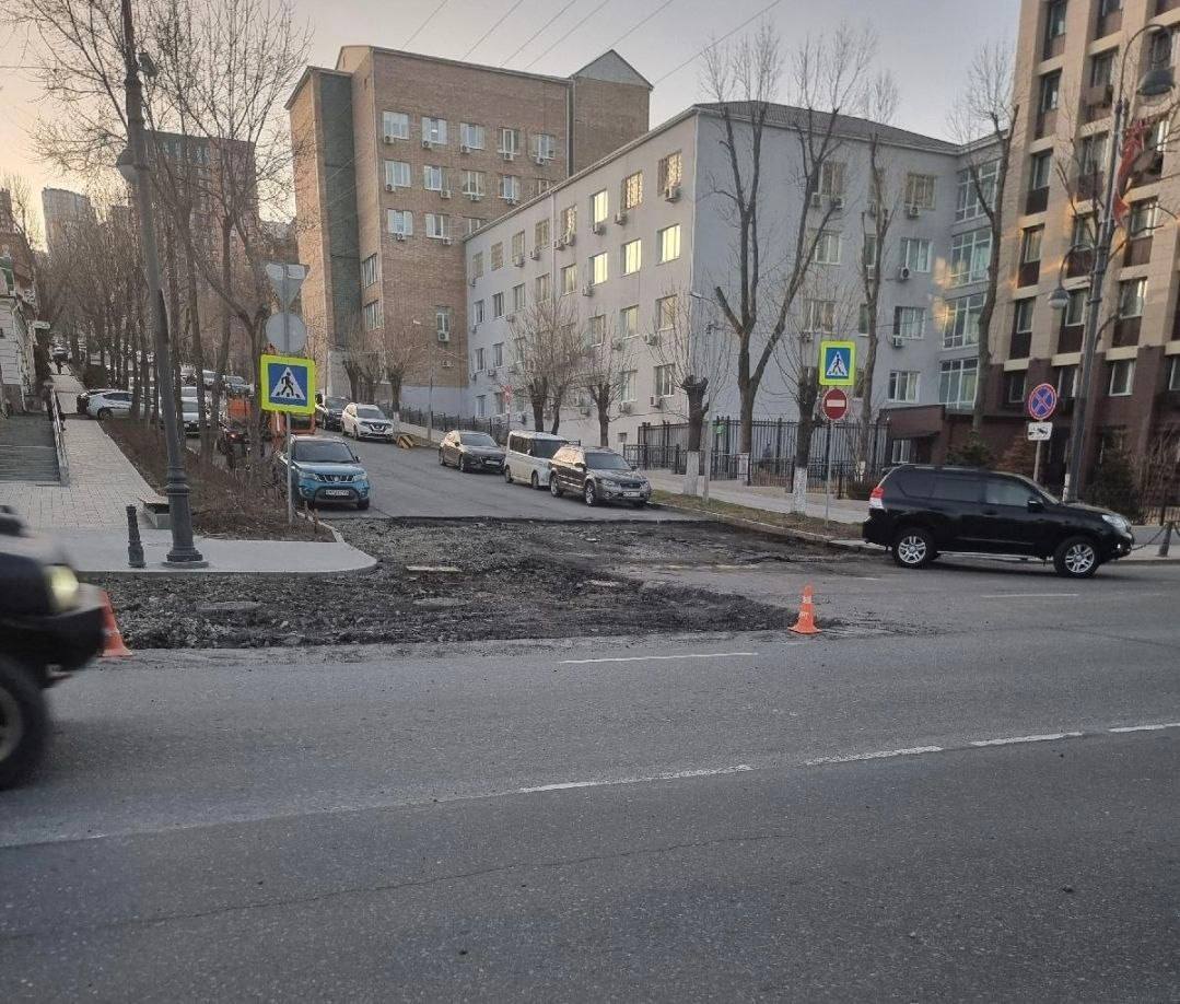 В центре Владивостока образовалась серьезная пробка из-за дорожных работ В центре Владивостока образовалась серьезная пробка из-за дорожных работ