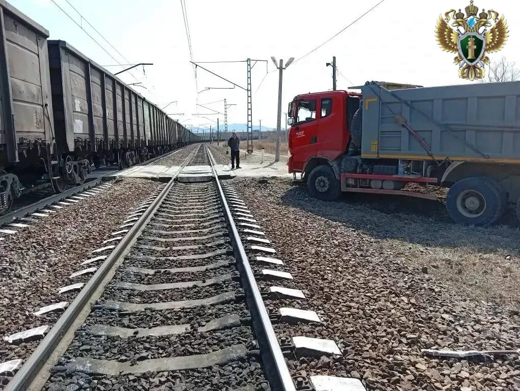 Грузовик выехал на рельсы и столкнулся с поездом в Приморском крае, сообщили в Дальневосточной транспортной прокуратуре