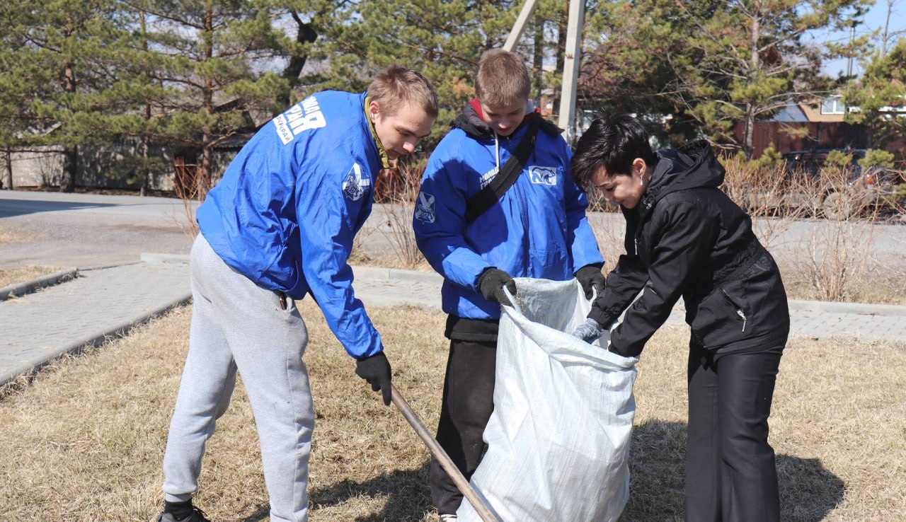 В Черниговке прошёл субботник у краеведческого музея В Черниговке прошёл субботник у краеведческого музея