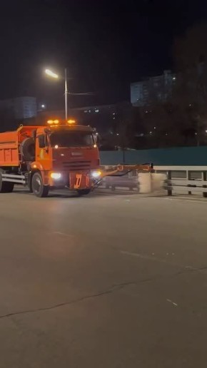 Моем, чистим, убираем!. Наши бригады работают круглосуточно, чтобы улицы любимого города оставались ухоженными и радовали глаз! Минувшей ночью мы: Провели комплексную уборку прибордюрной полосы;