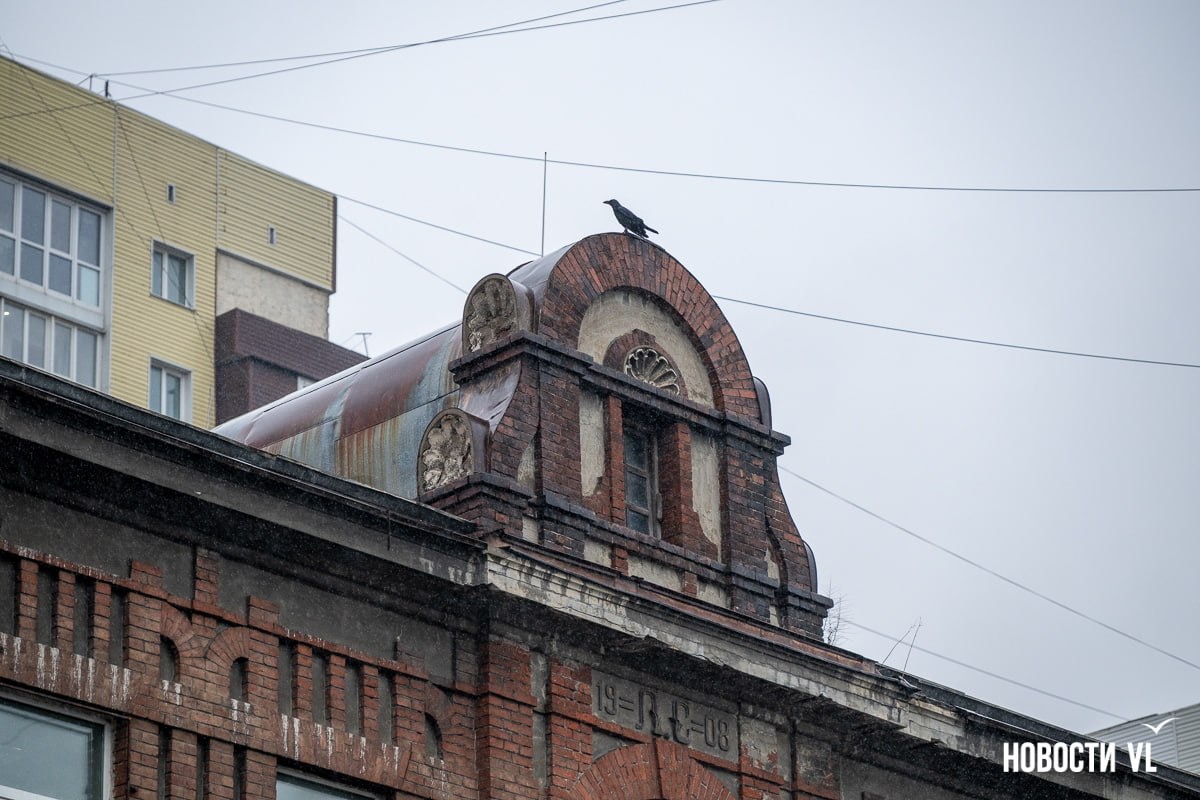 На ремонт насквозь ржавой крыши и фасада старинного здания в центре Владивостока в этом году не нашлось средств На ремонт насквозь ржавой крыши и фасада старинного здания в центре Владивостока в этом году не нашлось средств