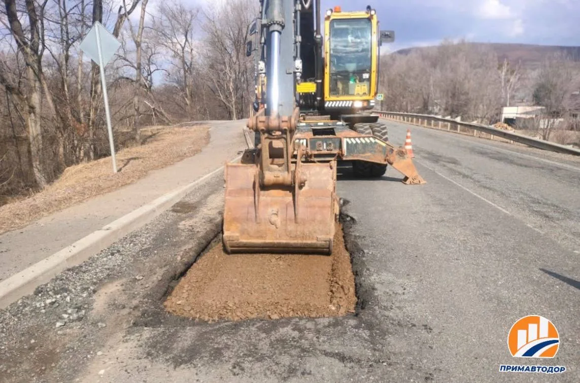 Дорожники Примавтодора устраняют пучины на участке Осиновка – Рудная Пристань между селами Анучино и Старогордеевка Анучинского округа Дорожники Примавтодора устраняют пучины на участке Осиновка – Рудная Пристань между селами Анучино и Старогордеевка Анучинского округа