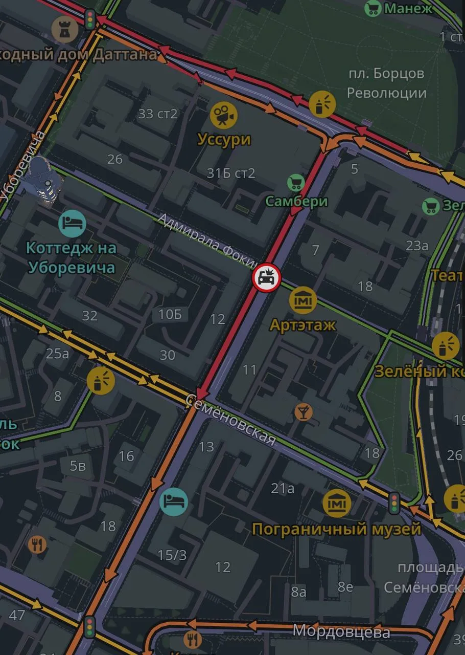 Во Владивостоке на Океанском проспекте Toyota Aqua сбила дорожный знак и вылетела на тротуар Во Владивостоке на Океанском проспекте Toyota Aqua сбила дорожный знак и вылетела на тротуар