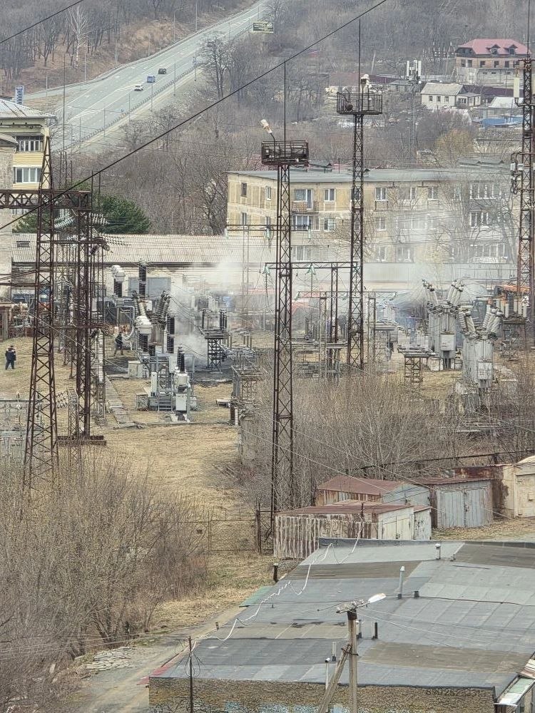 Жители Фокино утром остались без света из-за поломки оборудования на подстанции Жители Фокино утром остались без света из-за поломки оборудования на подстанции