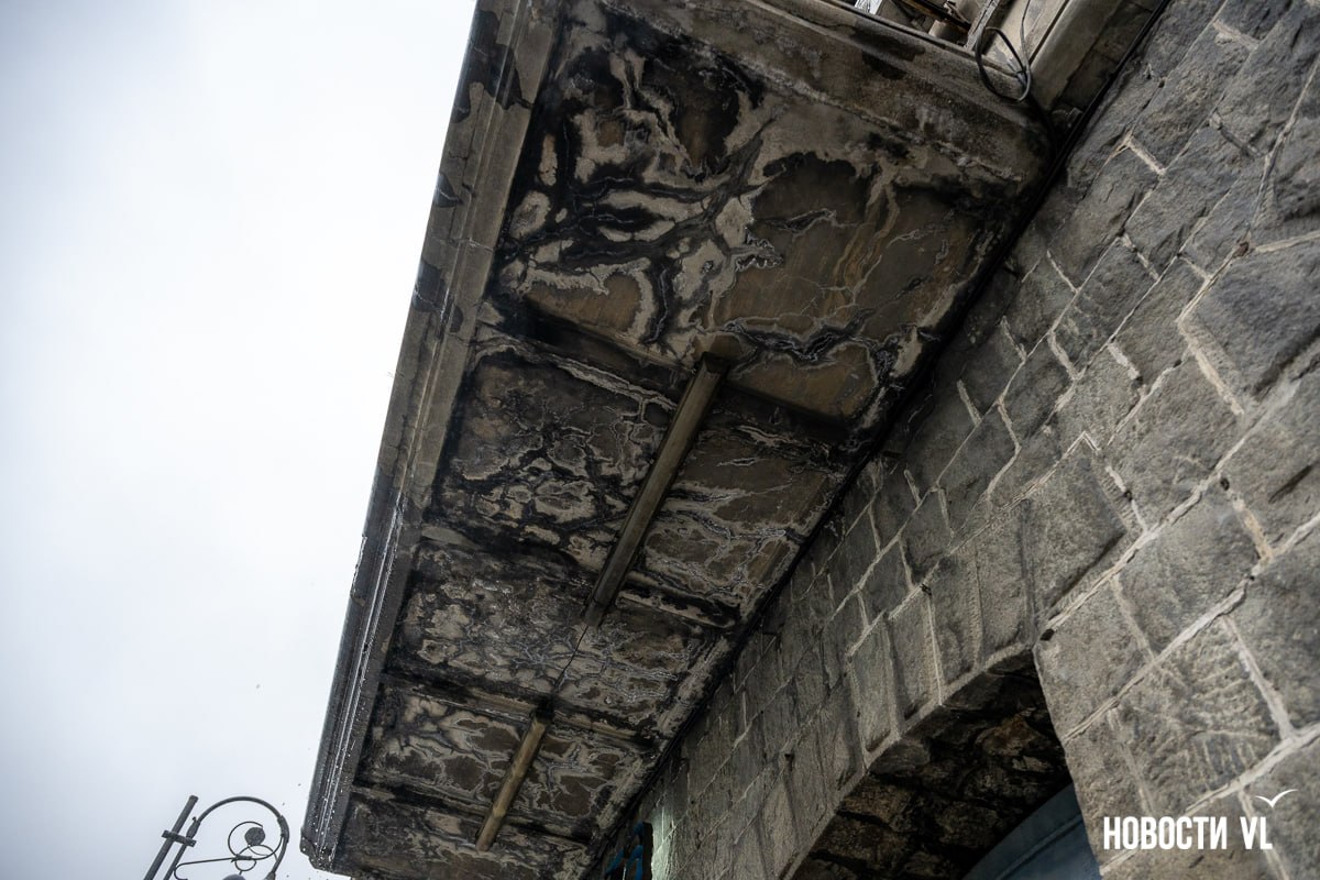 На ремонт насквозь ржавой крыши и фасада старинного здания в центре Владивостока в этом году не нашлось средств На ремонт насквозь ржавой крыши и фасада старинного здания в центре Владивостока в этом году не нашлось средств