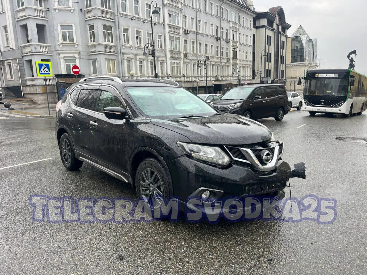 Во Владивостоке на Океанском проспекте Toyota Aqua сбила дорожный знак и вылетела на тротуар Во Владивостоке на Океанском проспекте Toyota Aqua сбила дорожный знак и вылетела на тротуар