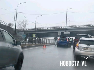 Из-за ДТП в районе Окатовой собралась пробка со стороны Героев-Тихоокеанцев