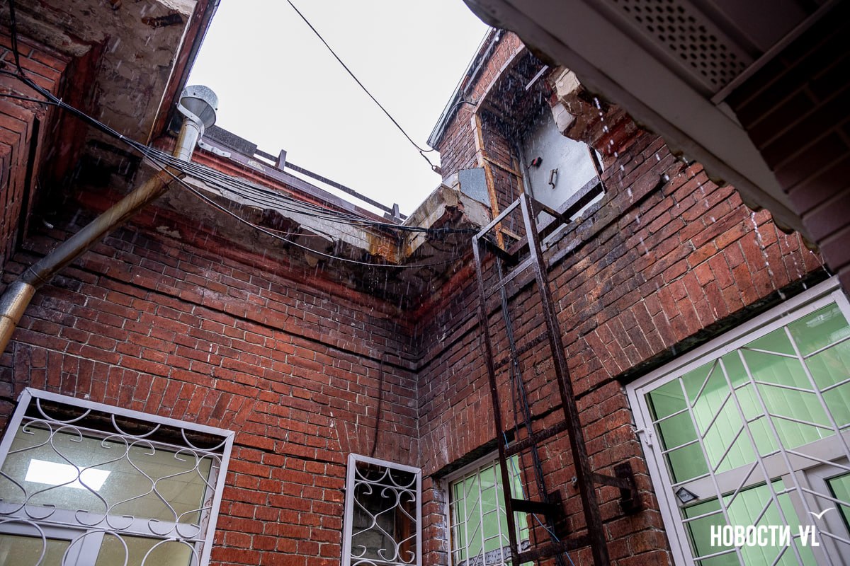 На ремонт насквозь ржавой крыши и фасада старинного здания в центре Владивостока в этом году не нашлось средств На ремонт насквозь ржавой крыши и фасада старинного здания в центре Владивостока в этом году не нашлось средств