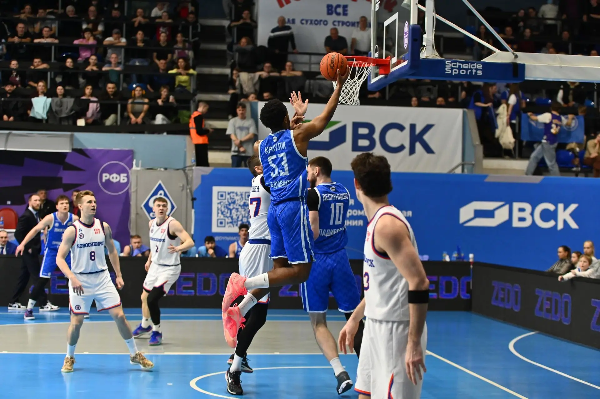 Приморцы остаются в игре!. Баскетболисты «Динамо» (Приморский край) проявили настоящий характер и вырвали важнейшую победу в третьем матче четвертьфинальной серии Суперлиги против БК «Новосибирск» со счётом 72:65 в овертайме