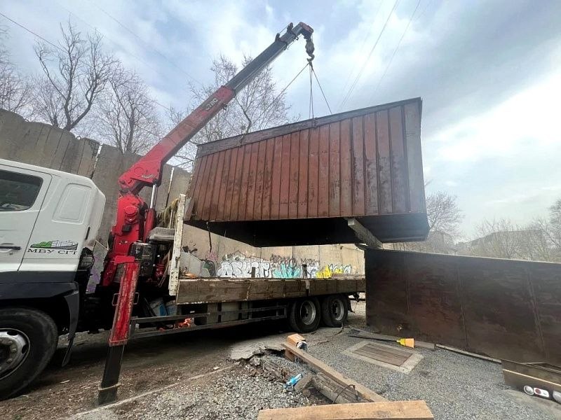 Во Владивостоке продолжают снос незаконных гаражей и контейнеров
