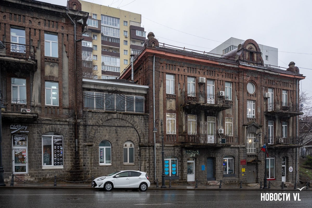 На ремонт насквозь ржавой крыши и фасада старинного здания в центре Владивостока в этом году не нашлось средств