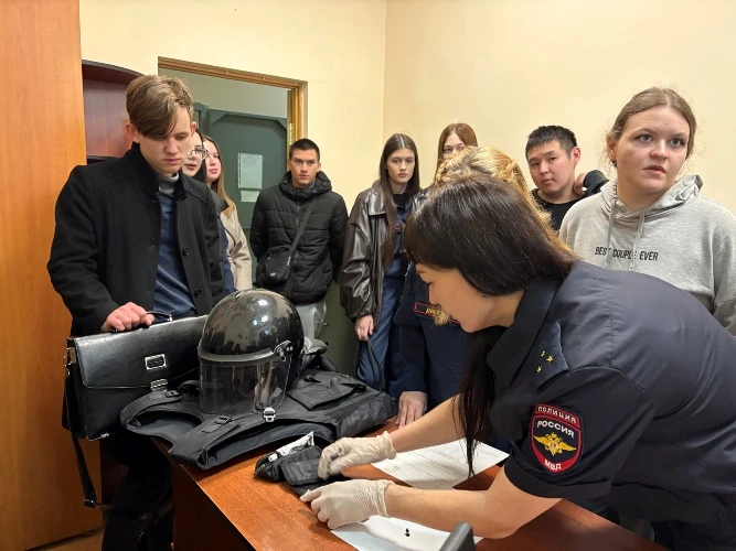 Во Владивостоке транспортные полицейские организовали для студентов комплекс увлекательных экскурсий