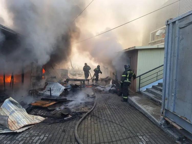 Утром 16 апреля на улице Пихтовой во Владивостоке произошел серьезный пожар