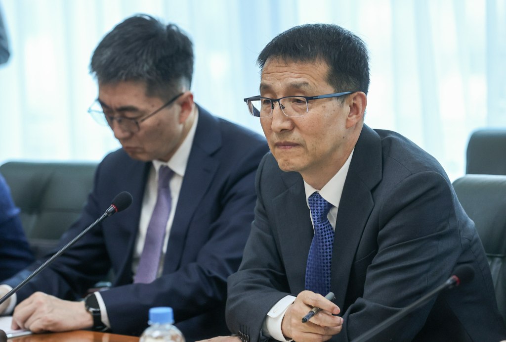 В Приморском крае прошла рабочая встреча губернатора Олега Кожемяко с новым Генеральным консулом Китайской Народной Республики во Владивостоке У Дэминем