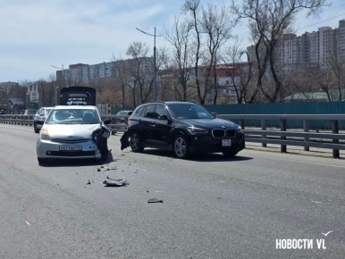 �� ���� ����������� BMW X1 � Toyta Prius