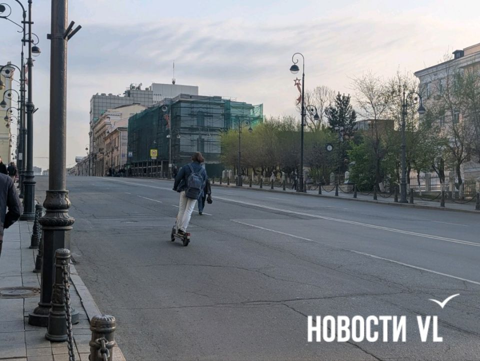 Автомобильная Алеутская сегодня утром стала прогулочной - по ней свободно передвигаются команды бегунов, обгоняют тех, кто идёт по тротуарам, а пешеходы, лавируют между самокатчиками Автомобильная Алеутская сегодня утром стала прогулочной - по ней свободно передвигаются команды бегунов, обгоняют тех, кто идёт по тротуарам, а пешеходы, лавируют между самокатчиками