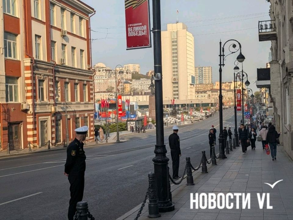Ближе к центральной площади гораздо больше сотрудников полиции, они стоят на краях тротуаров через каждые 5-10 метров Ближе к центральной площади гораздо больше сотрудников полиции, они стоят на краях тротуаров через каждые 5-10 метров