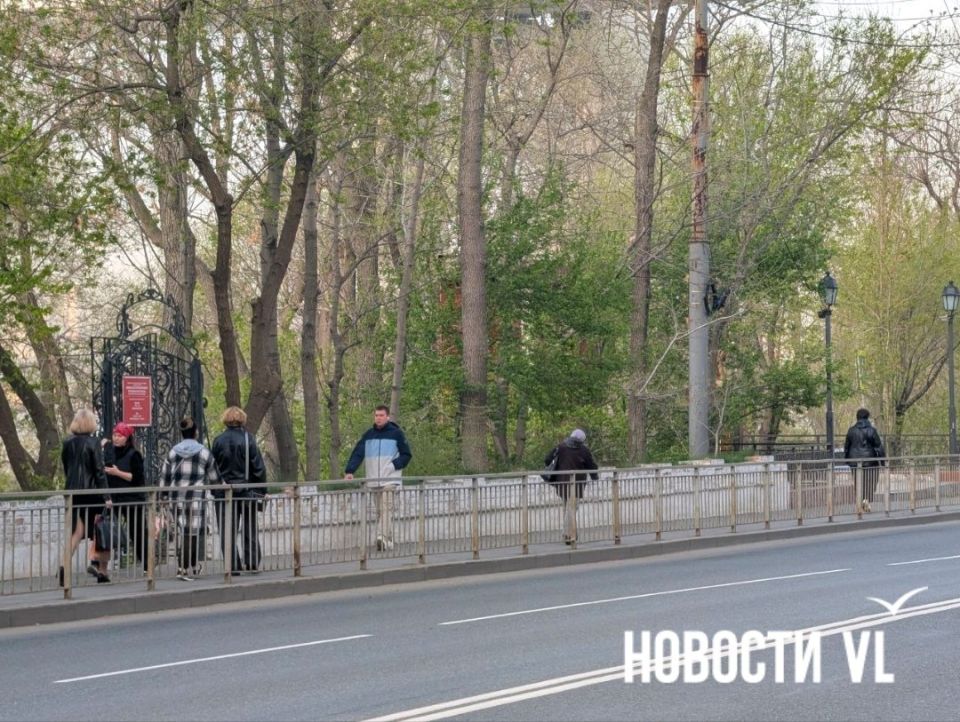 Чтобы попасть в центр многие горожане волей-неволей идут пешком Чтобы попасть в центр многие горожане волей-неволей идут пешком