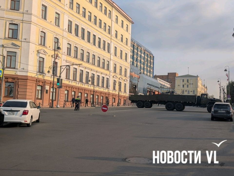 В районе 1-й Морской и Посьетской пробки, в которых стоят в том числе автобусы, идущие с «Маяка» - они сегодня разворачиваются на Посьетской и едут по Бестужева