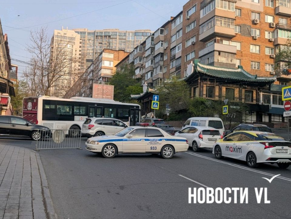 В районе 1-й Морской и Посьетской пробки, в которых стоят в том числе автобусы, идущие с «Маяка» - они сегодня разворачиваются на Посьетской и едут по Бестужева В районе 1-й Морской и Посьетской пробки, в которых стоят в том числе автобусы, идущие с «Маяка» - они сегодня разворачиваются на Посьетской и едут по Бестужева
