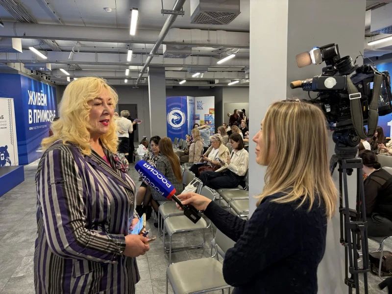 Во Владивостоке полицейские и общественники обсудили с педагогами защиту детей от цифровых угроз Во Владивостоке полицейские и общественники обсудили с педагогами защиту детей от цифровых угроз