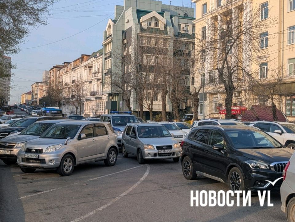В районе 1-й Морской и Посьетской пробки, в которых стоят в том числе автобусы, идущие с «Маяка» - они сегодня разворачиваются на Посьетской и едут по Бестужева В районе 1-й Морской и Посьетской пробки, в которых стоят в том числе автобусы, идущие с «Маяка» - они сегодня разворачиваются на Посьетской и едут по Бестужева